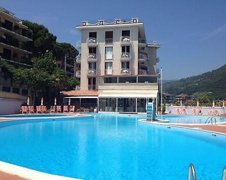 Hotel Paco Pietra Ligure Bagian luar foto