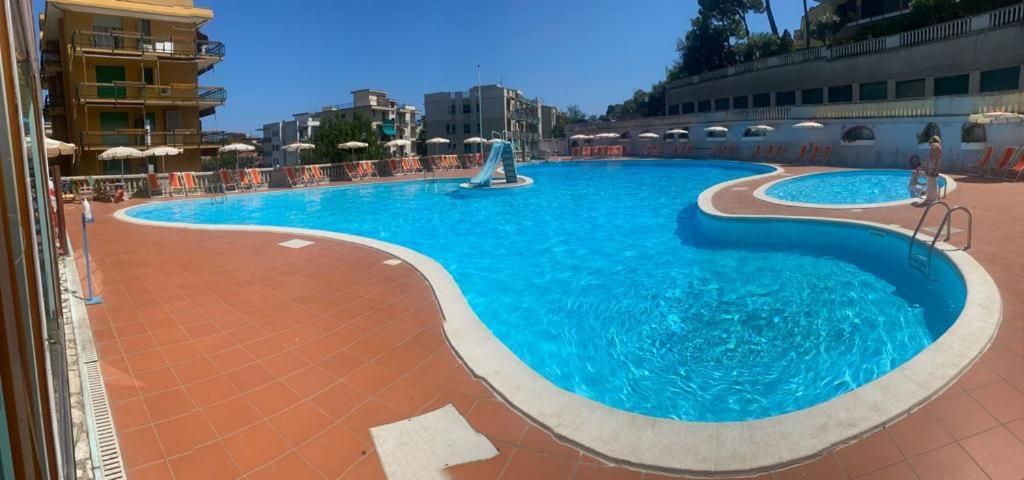 Hotel Paco Pietra Ligure Bagian luar foto